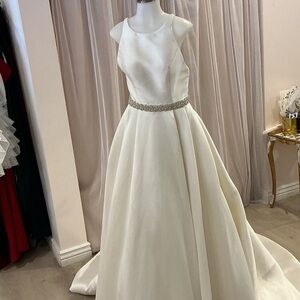 Sophisticated Cream Sleeveless Wedding Dress